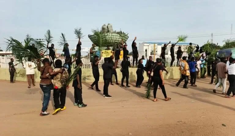 Angry protest springs up in Benue as youths block Abuja-Makurdi highway over 200 killed by herdsmen